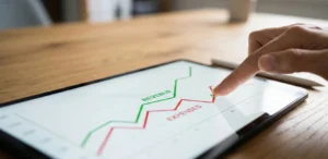 Κοντινό πλάνο σε tablet που δείχνει συγκριτικό γράφημα κερδοφορίας και εξόδων.